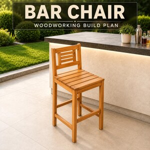 Könnte beinhalten: Ein hellbrauner Holz-Barstuhl mit einer Rückenlehne und Sitzfläche aus Latten, ausgestattet mit vier Beinen, die durch horizontale Stützstreben verbunden sind. Der Text BAR CHAIR WOODWORKING BUILD PLAN steht oben in weißen Großbuchstaben.