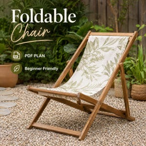 Op de afbeelding: Een inklapbare houten stoel met een lichtgekleurde stoffen zitting voorzien van een groen bladpatroon. De afbeelding bevat de tekst Foldable Chair, PDF PLAN en Beginner Friendly. De stoel heeft een frame van natuurlijk hout en een rugleuning.