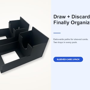 Puede incluir: Dos bandejas de plástico negro para cartas con diseño de frente abierto para pilas de robo y descarte. Texto: Draw + Discard, Finally Organized. Carriles extra anchos para cartas enfundadas. Dos bandejas por paquete. SLEEVED-CARD 2-PACK.