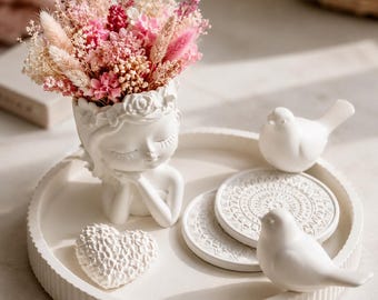 Deko  aus Gießkeramik | Mädchenvase, Tablett und Boho-Untersetzer mit Vöglein und Herz | handgemachtes Geschenk | personalisierbar