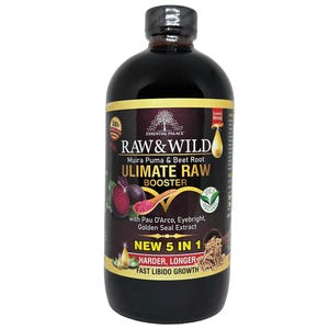 Puede incluir: Una botella marrón oscuro con tapa negra, con una etiqueta con el texto "RAW & WILD ULTIMATE RAW BOOSTER". La etiqueta incluye imágenes de remolachas, zanahorias y otros ingredientes. El texto "NEW 5 IN 1" también es visible.