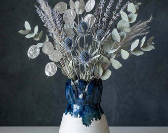 Jarrón de gres hecho a mano con forma de corona de pétalos azul marino y verde azulado / Decoración artesanal de cerámica blanca para el hogar