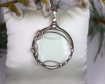 Collana con lente d'ingrandimento Art Nouveau: ciondolo a forma di lente d'ingrandimento in stile Secessione