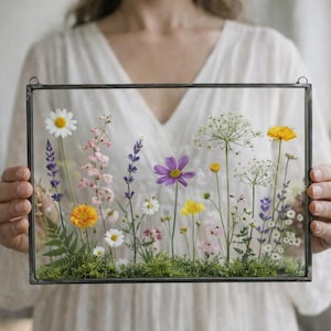 Atrapasueños acogedor de flores prensadas: Marco de vitral con ramo de cumpleaños