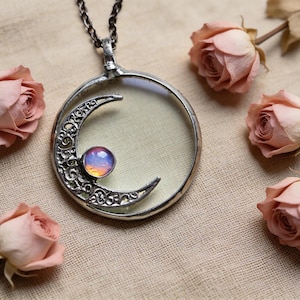 Halbmond Lupe LOUPE Anhänger, Opalit Halskette, Statement Halskette, Handarbeit, Geschenk für Sie