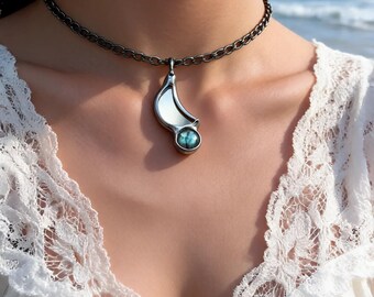 Monn Witch Mirror Necklace Hexenspiegel with labradorite – A Reflection of Lunar Beauty