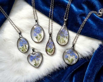 Collar con flor de nomeolvides prensada: colgante de terrario de vidrieras
