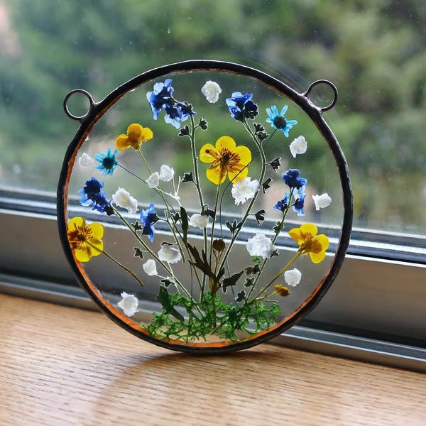 Vitral de nomeolvides con flores amarillas: delicada decoración floral para ventanas