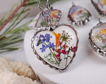 Collar de vidrieras con brezo prensado y nomeolvides