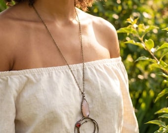 Halsband med förstoringsglas i jugendstil, hänge i månsten med karneol