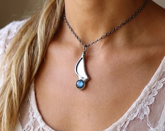 Monn Witch Mirror Necklace Hexenspiegel with labradorite – A Reflection of Lunar Beauty