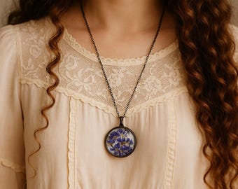 Collar con flor de lavanda prensada: colgante bohemio de cristal
