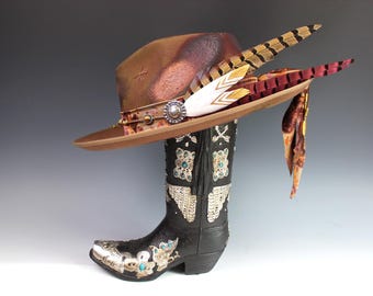Wildflower Fedora: cappello da cowboy in feltro di lana con fascia in seta e ciondoli a forma di piuma
