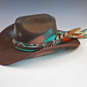 Einzigartiger Cowboy Hut - Braun mit Blau Distress Effekt - Größe Medium, Glamour Country Western Stil Hut mit Brand und Pink effekt unisex