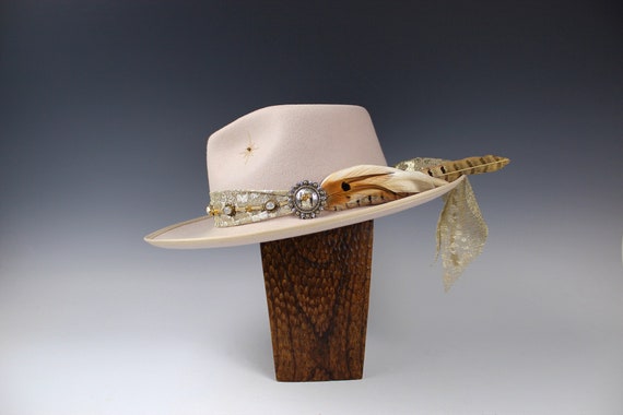 Stardust Fedora: Rose Pink Wool Felt Hat With Gold & Feather  display picture 3