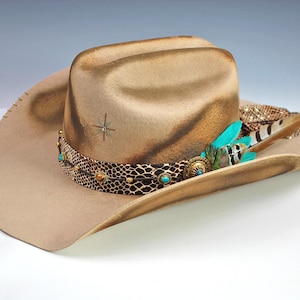 Einzigartiger Cowboyhut - Hellbraun mit Distressed-Effekt - Größe Groß, glamouröser Hut im Country-Western-Stil mit Brandflecken und benutzerdefinierten Details an der Krempe