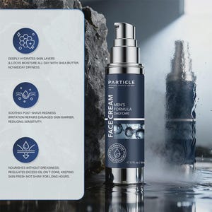 Op de afbeelding: Een zilveren en marineblauwe Particle Men's Formula Face Cream fles. Het etiket bevat de tekst "Aesthetic Science for Men" en "Daily Care". De fles is 50 ml. Het product hydrateert de huid diep en vermindert roodheid.