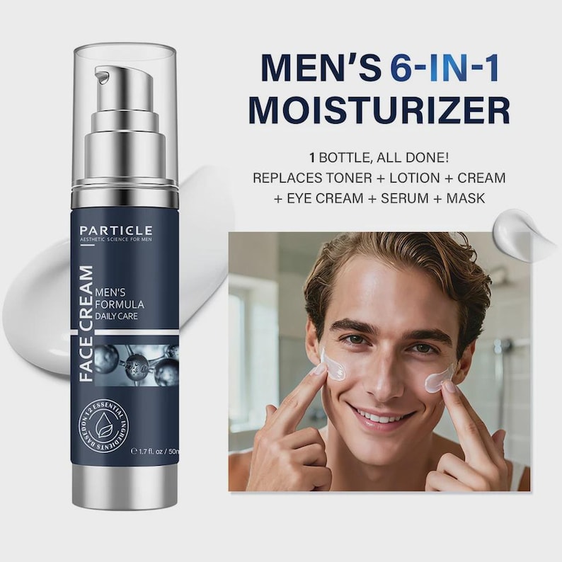 Op de afbeelding: Een zilveren en marineblauwe fles gezichtscr&egrave;me voor mannen met de tekst "FACE CREAM" en "MEN'S FORMULA DAILY CARE". Het product is een 6-in-1 moisturizer. De afbeelding toont ook een man die de cr&egrave;me op zijn gezicht aanbrengt.
