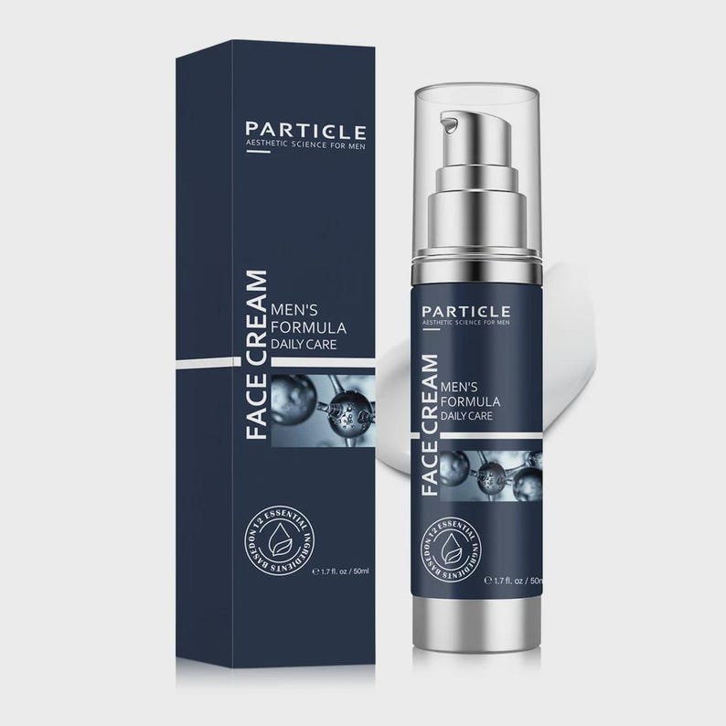 Op de afbeelding: Een donkerblauwe doos en een zilveren en donkerblauwe fles Particle Men's Formula Face Cream. De doos en fles hebben de tekst "Particle Aesthetic Science for Men" en "Men's Formula Daily Care". De fles bevat 50 ml.