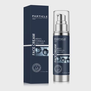 Op de afbeelding: Een marineblauwe doos en een zilveren en marineblauwe gezichtscr&egrave;mefles. De doos en fles hebben beide de tekst "PARTICLE AESTHETIC SCIENCE FOR MEN" en "FACE CREAM MEN'S FORMULA DAILY CARE". De fles is 50 ml.