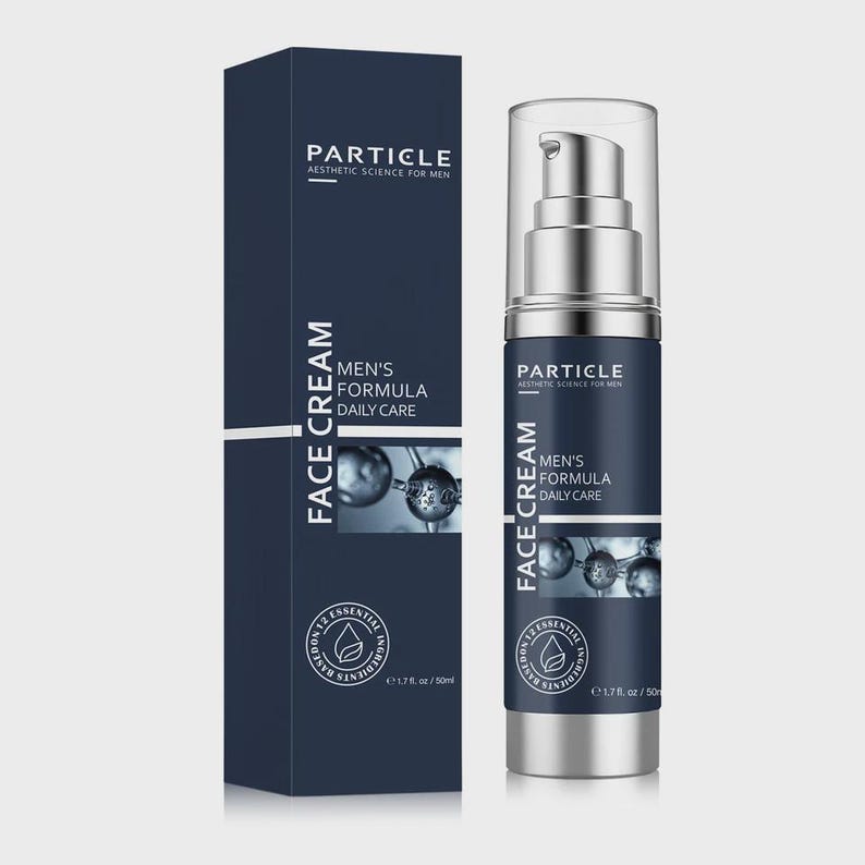 Op de afbeelding: Een marineblauwe doos en een zilveren en marineblauwe gezichtscr&egrave;mefles. De doos en fles hebben beide de tekst "PARTICLE AESTHETIC SCIENCE FOR MEN" en "FACE CREAM MEN'S FORMULA DAILY CARE". De fles is 50 ml.