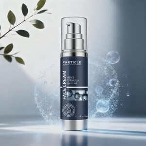 Op de afbeelding: Een zilveren en marineblauwe gezichtscr&egrave;mefles met een pompdosser. Het etiket luidt "Particle Aesthetic Science for Men" en "Men's Formula Daily Care". De fles bevat 50 ml product. De achtergrond is zachtblauw met bellen.