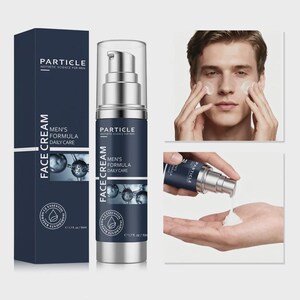 Op de afbeelding: Een donkerblauwe doos en een zilveren en donkerblauwe pompflacon van Particle Men's Formula Face Cream. De doos en de fles hebben witte tekst. De afbeelding toont ook een man die cr&egrave;me op zijn gezicht aanbrengt.