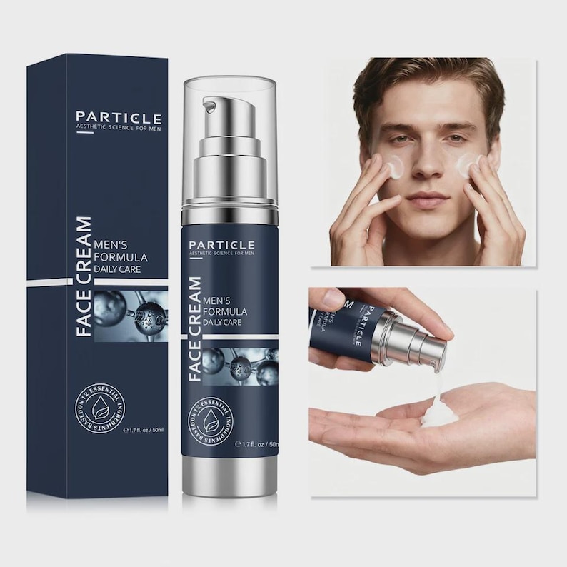 Op de afbeelding: Een donkerblauwe doos en een zilveren en donkerblauwe pompflacon van Particle Men's Formula Face Cream. De doos en de fles hebben witte tekst. De afbeelding toont ook een man die cr&egrave;me op zijn gezicht aanbrengt.