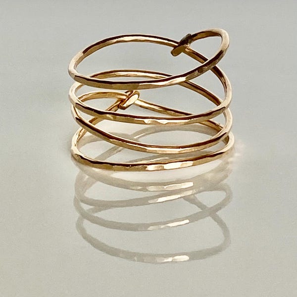 Anillo de oro en espiral - Anillo de resorte relleno de oro martillado - Anillo de oro - Anillo envolvente - Anillos apilables