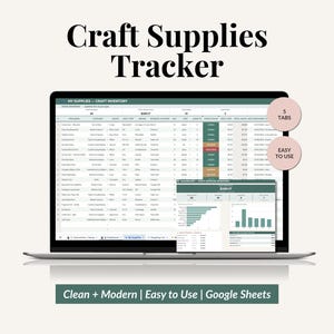 Op de afbeelding: Een digitale voorraadtracker voor knutselspullen op een laptopscherm, met een spreadsheet-interface met kolommen voor itemnaam, categorie en voorraadstatus. Twee ronde badges geven 5 tabbladen en gebruiksvriendelijkheid aan.