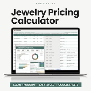 Op de afbeelding: Een digitale sieradenprijs-calculator van Prospera Lab op een laptopscherm. De interface toont een spreadsheet met namen van benodigdheden, kosten en een dashboard-overlay met grafieken en gegevens. Tekst bevat Clean + Modern, Easy to Use en Google Sheets.