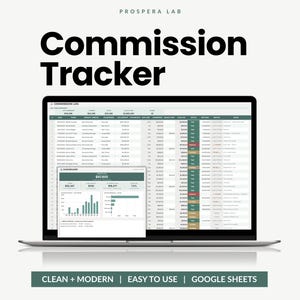 以下が含まれることがあります： ノートパソコンの画面に表示されたProspera Lab Commission Trackerスプレッドシート。詳細なコミッションログ、財務サマリー、ダッシュボードオーバーレイが含まれています。インターフェースはGoogleスプレッドシート用の緑と白の配色を採用しています。