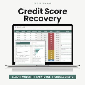 Può includere: Uno schermo di un portatile mostra un foglio di calcolo per il recupero del punteggio di credito con una tabella di registro e un dashboard. L'interfaccia presenta colonne per i punteggi Equifax, Experian e Transunion, bande colorate e note.
