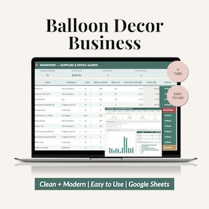 Op de afbeelding: Een laptopscherm met een digitaal voorraadbeheer-spreadsheet voor een ballondecoratiebedrijf. De interface bevat kolommen voor items, categorieën, hoeveelheden en voorraadstatus, met twee ronde badges met de tekst 9 TABS en EASY TO USE.