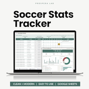 Op de afbeelding: Een laptopscherm met een digitaal voetbalstatistieken-tracker-spreadsheet van Prospera Lab. De interface bevat een tabel met spelersstatistieken en een teamdashboard met diverse grafieken, diagrammen en kolommen voor wedstrijdgegevens.