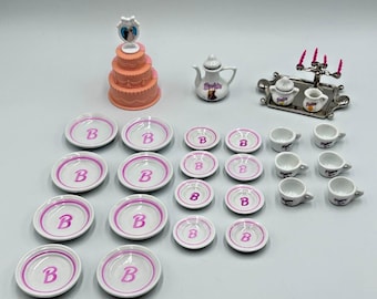 Set vintage Barbie Pretty Treasures Wedding & Tea da 30 pezzi del 1995 con piatti da torta e posate.