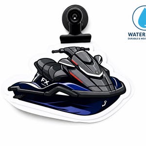 Puede incluir: Una pegatina troquelada con una ilustración estilizada de una moto de agua Yamaha FX en gris oscuro y azul. El diseño incluye el texto FX y Yamaha en el lateral. Un icono circular en la esquina muestra una gota de agua azul y el texto WATERPROOF.