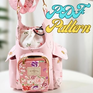 Könnte beinhalten: Eine hellrosa Handtasche mit Blumenmuster, ausgestattet mit einem Kordelzug, Seitentaschen und einer vorderen Reißverschlusstasche mit buntem Rosenaufdruck. Der Text PDF Pattern steht oben rechts in Blau und Gelb.