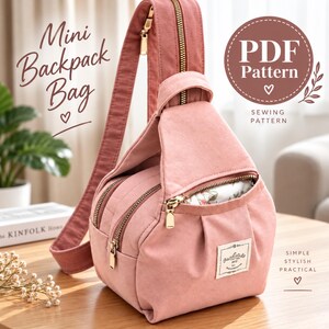 Könnte beinhalten: Ein altrosa Mini-Rucksack mit einem einzelnen Schultergurt, goldfarbenen Reißverschlüssen und einer Vordertasche. Die Tasche hat ein kleines rechteckiges Etikett auf der Vorderseite. Der Text auf dem Bild lautet Mini Backpack Bag, PDF Pattern, Sewing Pattern.