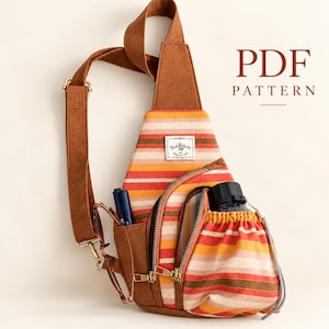 Peut inclure: Un sac à dos bandoulière marron avec un motif à rayures horizontales multicolores dans des tons orange, jaune, rose et marron. Le sac comprend une poche avant zippée, un porte-bouteille latéral et une étiquette indiquant PDF PATTERN.