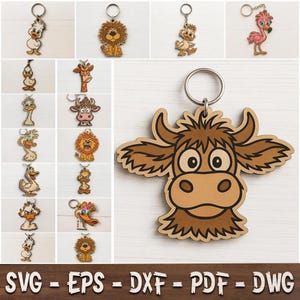 Puede incluir: Una colección de llaveros de madera con varios diseños de animales de dibujos animados, incluyendo un león, un flamenco y una vaca. Cada llavero tiene una anilla de metal. El texto SVG, EPS, DXF, PDF, DWG aparece en la parte inferior.