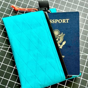 Bolsa para pasaporte Xpac: robusta, impermeable y con bloqueo RFID, ideal para viajes, senderismo y EDC. ¡Protégete con nuestras bolsas RFID!