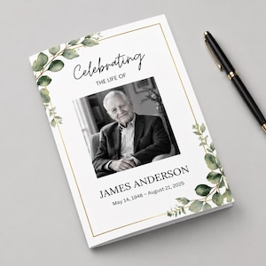 Puede incluir: Un folleto de programa funerario con un retrato en blanco y negro de un hombre mayor, con el texto Celebrating The Life Of James Anderson, May 14, 1948 – August 21, 2025, enmarcado por un borde dorado y detalles de hojas de eucalipto en acuarela.