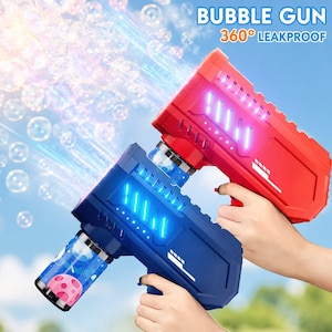 Può includere: Due pistole a bolle, una rossa e una blu, sono mostrate contro un cielo blu, con bolle che fluttuano nell'aria. Le pistole hanno un design futuristico con luci luminose e il testo "BUBBLE GUN 360° LEAKPROOF".