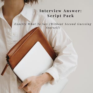 Puede incluir: Una funda de cuero marrón para portátil con cierre de cremallera contiene un portátil plateado. La funda se sujeta contra una camisa blanca. El texto de la imagen dice "Interview Answer: Script Pack" y "Return to Work".