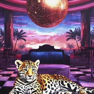Può includere: Un'illustrazione digitale che raffigura un leopardo disteso su un pavimento a scacchi bianco e nero. Sullo sfondo, una grande palla da discoteca luminosa pende sopra un divano viola, davanti a un cielo al tramonto con palme e colonne scure.