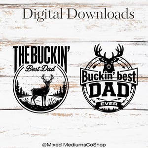 Puede incluir: Dos diseños gráficos negros sobre un fondo de madera blanca. El diseño de la izquierda muestra un ciervo en un bosque con el texto THE BUCKIN' Best Dad. El diseño de la derecha muestra una cabeza de ciervo con el texto Buckin' best DAD EVER.