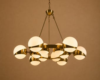 Lustre globo de latão estilo meados do século XX, luminária pendente com anel de vidro opalino, luminária de teto de luxo.