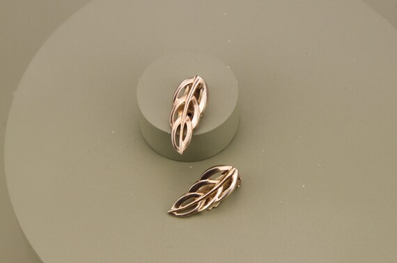 BARCLAY 1970s gold tone skeleton leaf or feather e
