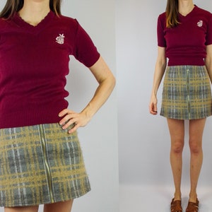 Vintage maroon knitted top / v neck knitted sweater with flower / red fine knit 80s ladies top